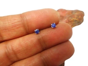Pequeños aretes redondos de plata de ley 925 con piedras preciosas de zafiro azul de 3 mm - Imagen 1 de 6