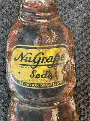 Letrero publicitario vintage de botella de refresco de uva troquelada en relieve de los años 40 Foto 1 de 4