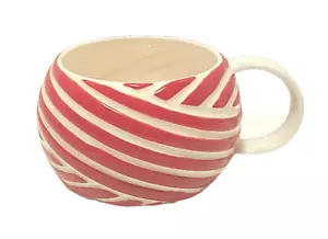 Taza de café Starbucks 2013 Candy Cane roja blanca a rayas redonda en relieve Navidad - Imagen 1 de 4