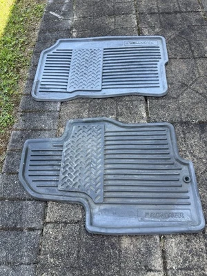 Juego de alfombrillas de goma delanteras Nissan Frontier 2005-2015 OEM Foto 1 de 3