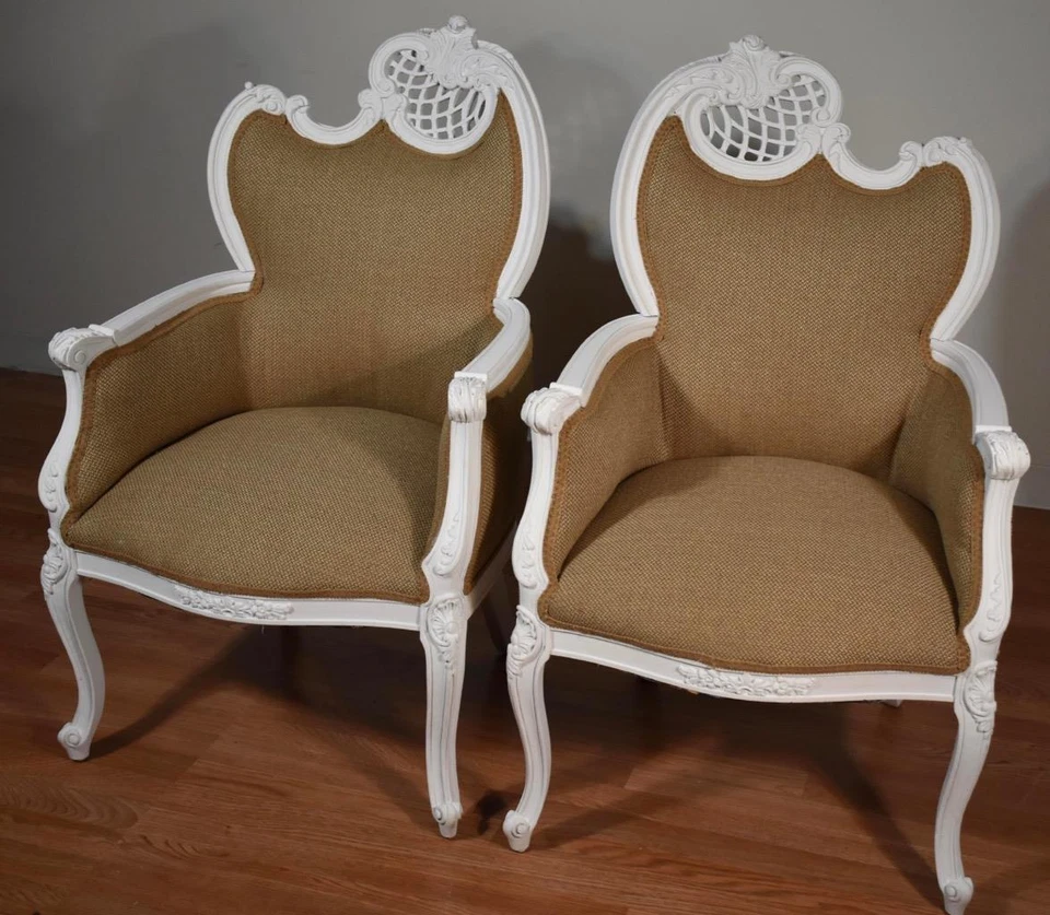 Antiguo par de sillas laterales de chimenea rococó francesas Luis XV pintadas a mano de la década de 1910 Foto 1 de 4