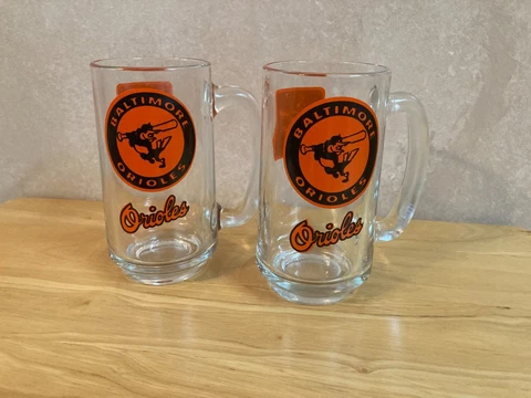 A PAIR OF VINTAGE BALTIMORE ORIOLES MLB BEER STEINS/GLASS MUGS, CUP 12oz - NICE Cover