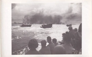 Original WWII USMC Photo US MARINES ASSAULT WAVE LANDING CRAFT PELELIU 1833 - Picture 1 of 2