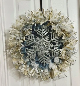 ❄️22”HANDMADE WINTER SNOW CURLY DECO MESH RIBBON WREATH❄️SNOWFLAKE SILVER GOLD❄️ - Picture 1 of 8