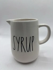 Rae Dunn Sirup Krug schwarzer Schriftzug Artisan Collection von Magenta 5" hoch - Bild 1 von 8