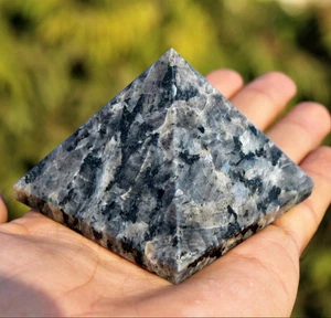 0.26LB!  50MM  Larvikite Stone Blue-Silver Flash Chakra Pointed Ezyptian Pyramid - Imagen 1 de 4