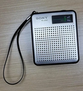 RADIO VINTAGE SONY TR-3550 TRANSISTOR CINTURINO DA POLSO TESTATA E FUNZIONANTE - Foto 1 di 4