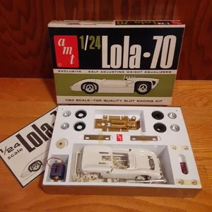 NOS AMT LOLA 70 WEISS 1/24 SLOT CAR BAUSATZ NEU MONTAGEFERTIG COX 9304-800 - Bild 1 von 19