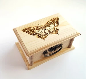 Caja de madera con cierre de mariposa, personalización grabada gratuita, caja tallada pequeña - Imagen 1 de 7
