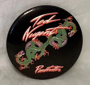 De colección 1984 Ted Nugent Penetrator Gira de Conciertos Prendedor Botón Trasero Dragón - Imagen 1 de 3
