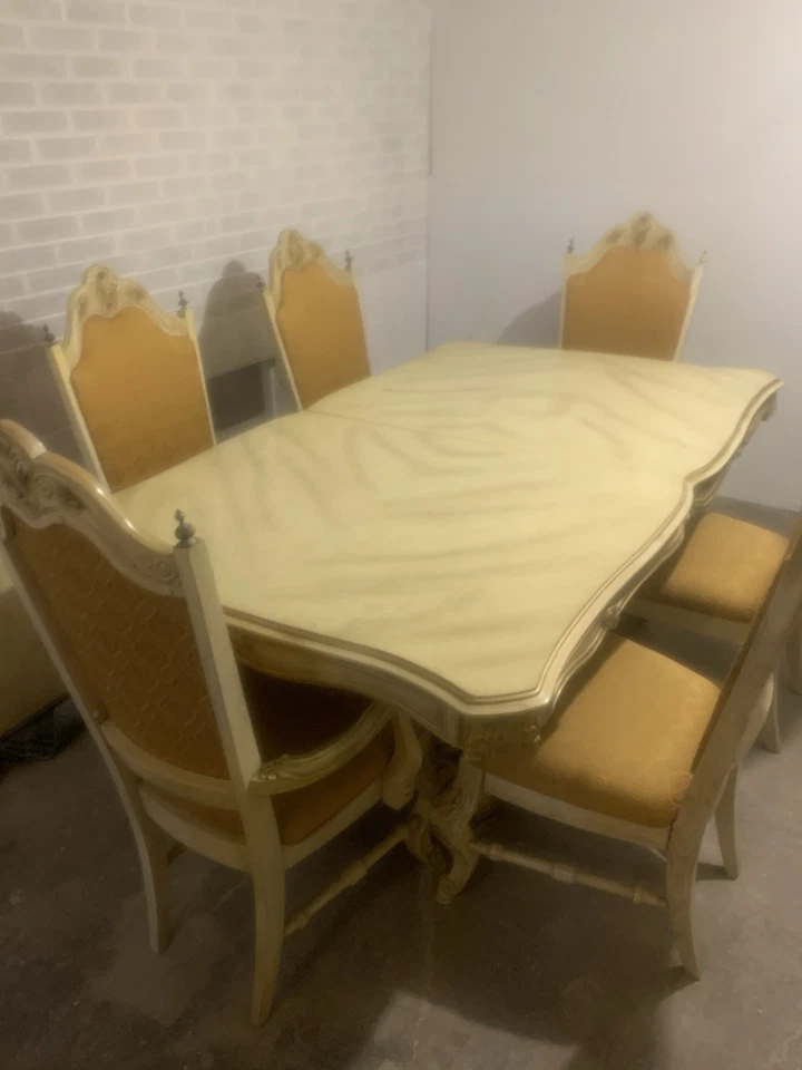 Antiguo juego de comedor francés estilo provincial con mesa y seis sillas Foto 1 de 4