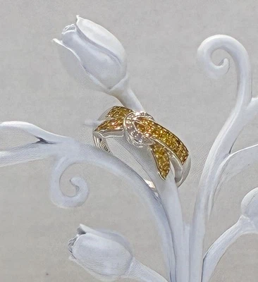 Anillo con hebilla de diamante amarillo rodio sobre plata de ley Foto 1 de 4