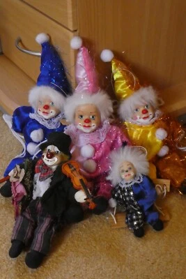 Konvolut 5 Puppen Clowns, 4 auf Holz-Schaukel mit Porzellan-Kopf Dekoration - Bild 1 von 2