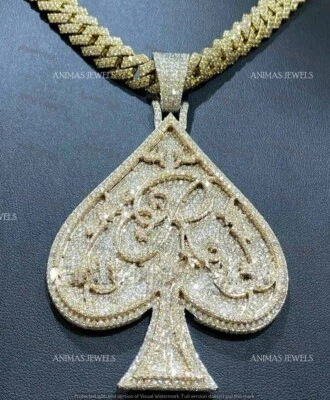 Colgante inicial de diseñador As of Spade para hombre moissanita enchapado en oro amarillo de 14K Foto 1 de 3