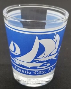 AG) Veleros azules de recuerdo vintage Atlantic City, Nueva Jersey - Imagen 1 de 6