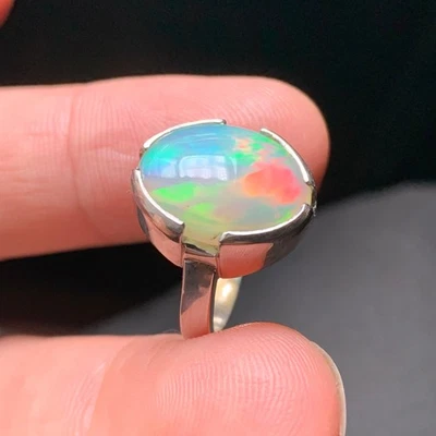 Anillo de ópalo blanco roto natural en plata de ley 925 - hecho a mano con juego de colores Foto 1 de 4