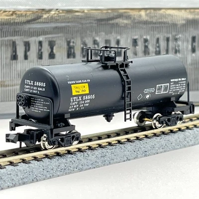 Con-Cor 160105 Vegi Oil'r Funnel Flow Vegetable Oil Tank Car UTLX 58805 N Scale - Image 1 of 4