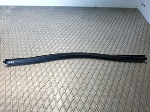 2019 HYUNDAI TUCSON PASSENGER SIDE REAR DOOR WINDOW RUBBER SEAL STRIP - Bild 1 von 2