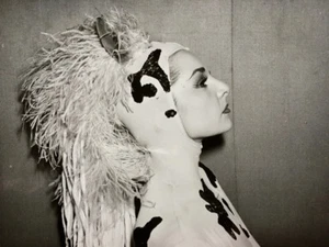 COLETTE MARCHAND EN COSTUME DE CHEVAL - TIRAGE ARGENTIQUE - 15 x 10,5 cm. - Picture 1 of 3