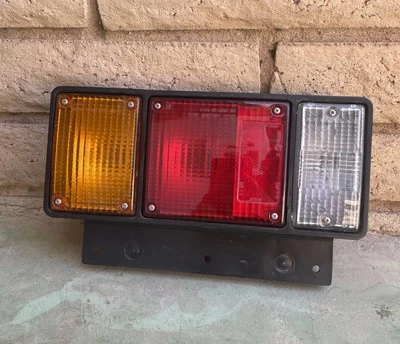 95-25 Genuine ISUZU Rear Taillight Rh Passenger Side NPR NQR NRR 6SA1 6HE1 7.1L - Image 1 of 4