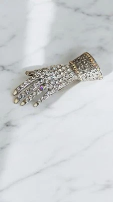 Beautiful vintage Butler and Wilson crystal hand brooch - Image 1 of 4