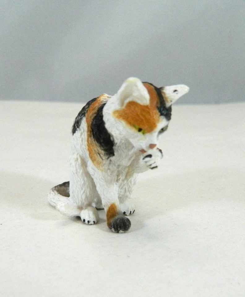 Figura doméstica de aseo de gatos Schleich Calico gatito 2010 retirado pequeño 1,5 pulgadas Foto 1 de 4