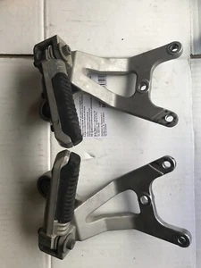 COPPIA PEDANA POSTERIORE SINISTRO E DESTRO SUZUKI GSX R 1100 1993 1997 - Picture 1 of 2