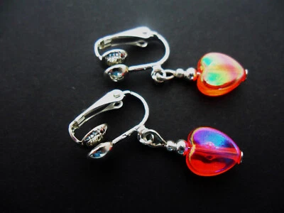 A PAIR  OF PRETTY ACRYLIC HEART DANGLY CLIP ON EARRINGS. CHOICE OF COLOURS. - Image 1 of 4