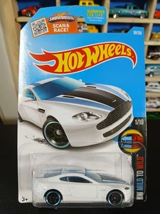 Hot Wheels Aston Martin V8 Vantage 2015 serie mild to wild - Foto 1 di 3