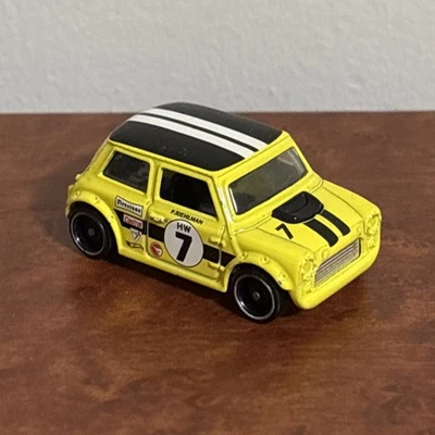 Morris Mini Treasure Hunt 2022 Hot Wheels amarillo compacto Kings suelto Foto 1 de 2