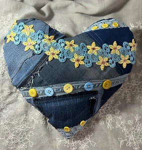 Reciclado DENIM HEART Acento Tiro ALMOHADA Hecho a Mano 13 Pulgadas Encaje Decoración Hogar Sofá - Imagen 1 de 3