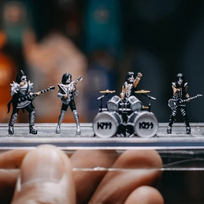GIFT Miniature Rock Band Performer Figure v.1 (1/87) Diorama No Preiser Special - Image 1 of 4