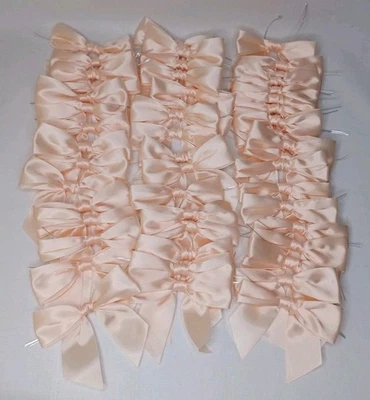 50 Piezas Rosa Melocotón Cinta de Satén Torcida Lazos Boda Cumpleaños Fiesta Favores Foto 1 de 4