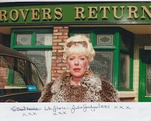 Foto firmada a mano de Julie Goodyear 8x10, autógrafo, coronación Street Bet Lynch F - Imagen 1 de 1