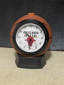 VINTAGE CHICAGO BULLS NBA BASKETBALL QUARTZ ALARM CLOCK BULOVA SPORTSTIME - Picture 1 of 7
