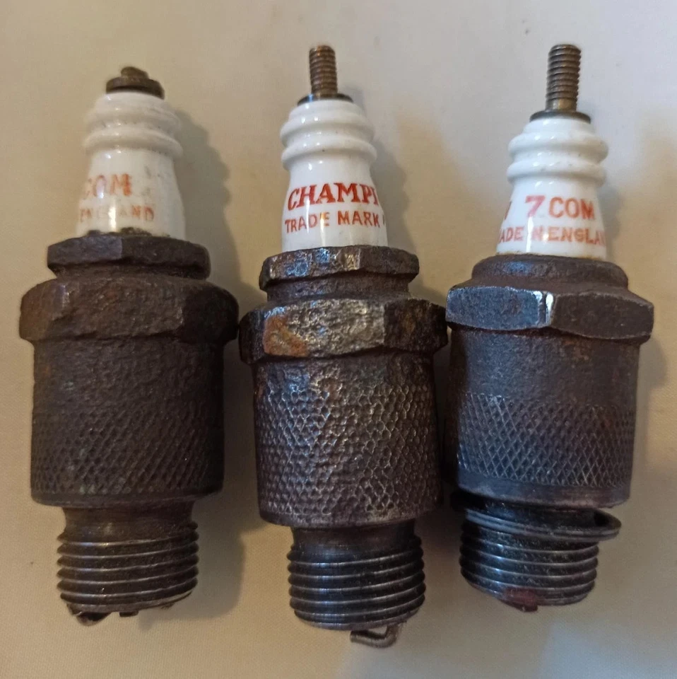 3 x CHAMPION 7 COM SPARK PLUGS  - Vintage untested sparking plugs - Image 1 of 4