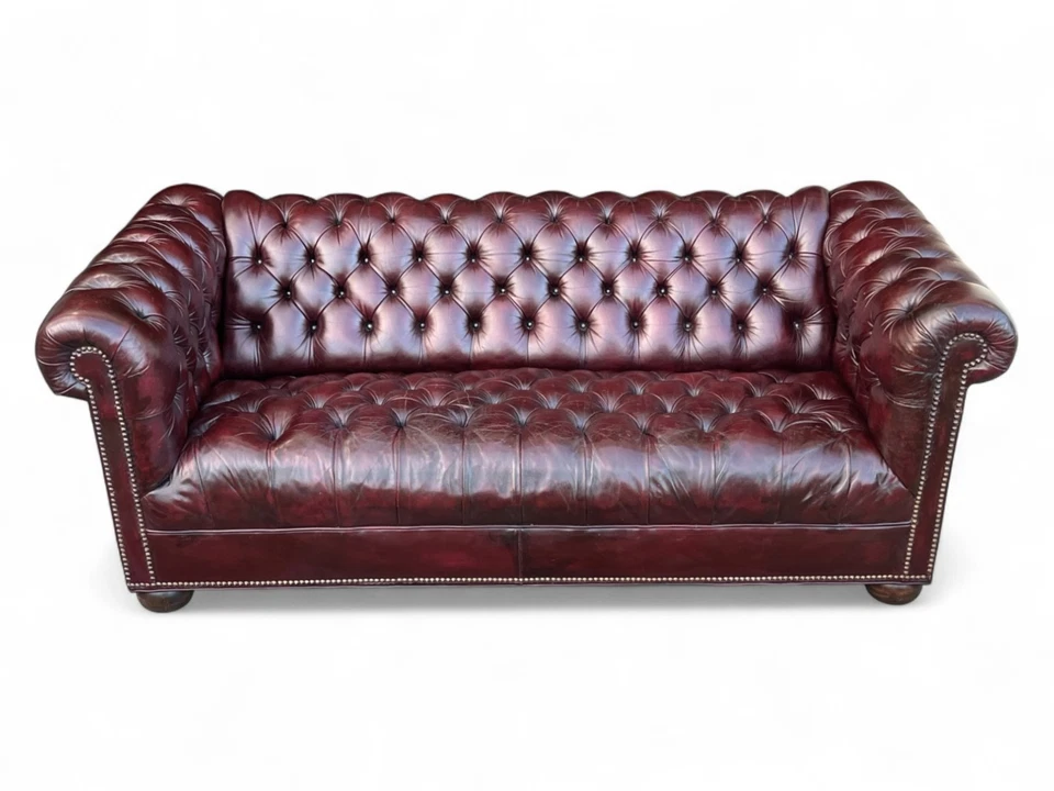 Sofá Chesterfield vintage restaurado - cuero borgoña/marrón, acolchado, cabeza de clavo Foto 1 de 4