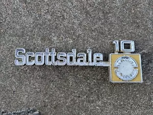 Camión Chevrolet Scottsdale 1975-1980 10 carrocería cuadrada usado guardabarros emblema 349690 GM - Imagen 1 de 7
