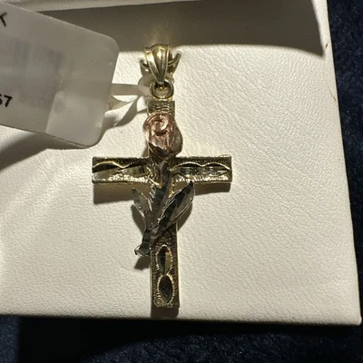 Colgante Cruz Dos Tonos 14K Con Rosa 9.33 -2.3 Foto 1 de 4