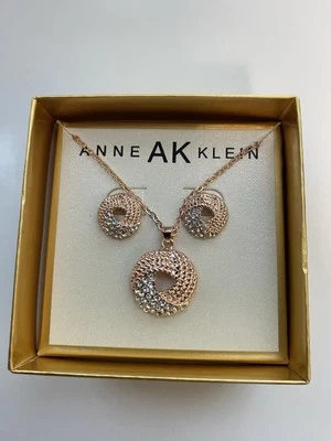 JUEGO DE 3 PENDIENTES COLLAR ANNE AK KLEIN ORO ROSA Y PEDRERÍA Foto 1 de 4