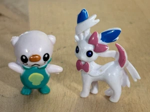 2 Miniatur Pokemon Figuren, Sylveon & Oshawatt PVC, 1,5"h - Bild 1 von 5