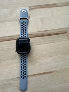 Apple Watch SE Nike 40mm Aluminum Case with Pure Platinum/Black Sport Band -... - Zdjęcie 1 z 3