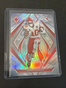 2024 Panini Phoenix - Scudetto Isiah Pacheco #67 NFL /150 - Foto 1 di 3