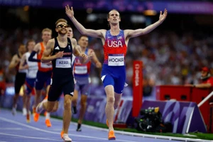 Cole Hocker US Champions Medal 1500m 2024 Summer Games Sports - POSTER 20"x30" - Picture 1 of 3