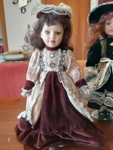 Bambola di Porcellana Anni '80 Ricca Di Particolari Con Piedistallo - Foto 1 di 5