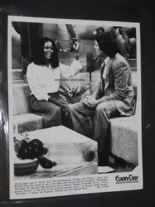 1978 CICELY TYSON ON EVERYDAY WITH HOST JOHN BENNETT PERRY BLACK & WHITE 8X10 - Picture 1 of 2