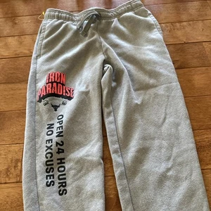 Under Armour Iron Paradise The Rock Dwayne Johson Gray Sweatpants Youth Large - Picture 1 of 3