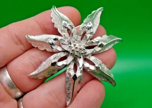 Moderne PASTELLI Brosche silberfarben 7 Blütenblätter Blatt Blume Anstecknadel - Bild 1 von 4