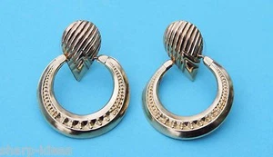 Pendientes de aro oscilante y poste de pera invertidos para dama con textura - oro amarillo de 14 K - Imagen 1 de 3