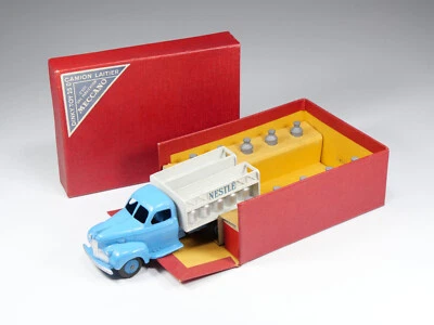 DINKY TOYS FRANCE - 25O - Camion Laitier ‘NESTLE’ Studebaker - Cabine Type 1 - Photo 1/4